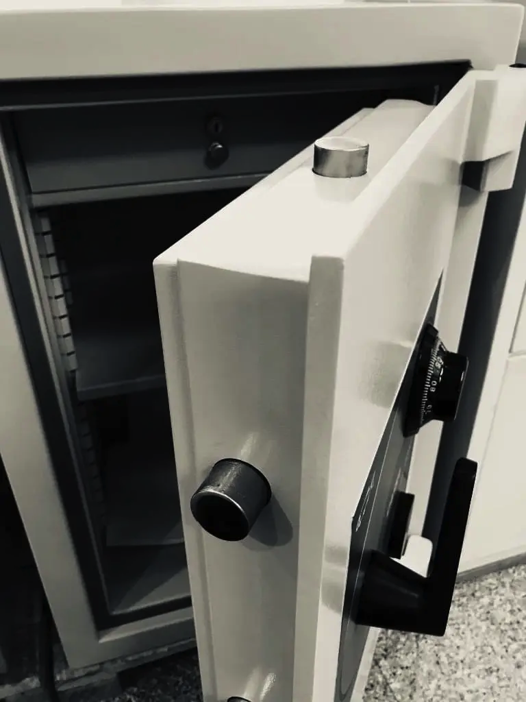 สลักกลอนสี่ทิศทาง